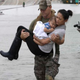 Daryl Hudeck lleva a Catherine Pham y su pequeño de 13 meses Aiden, que duerme ajeno a todo. Foto: David J. Phillip, A.P.